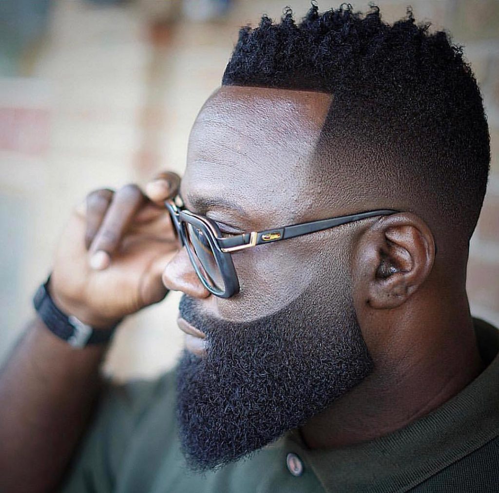 cortes de pelo desvanecidos para hombres negros con barba