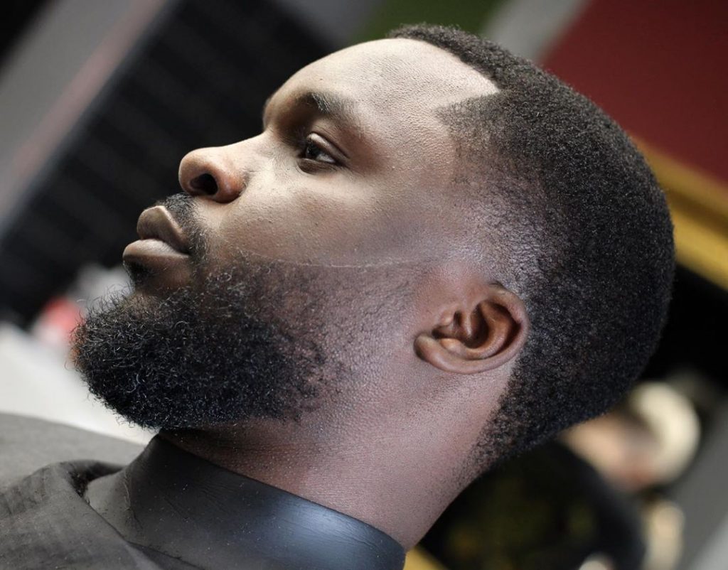 cortes de pelo corto para hombres negros con barba