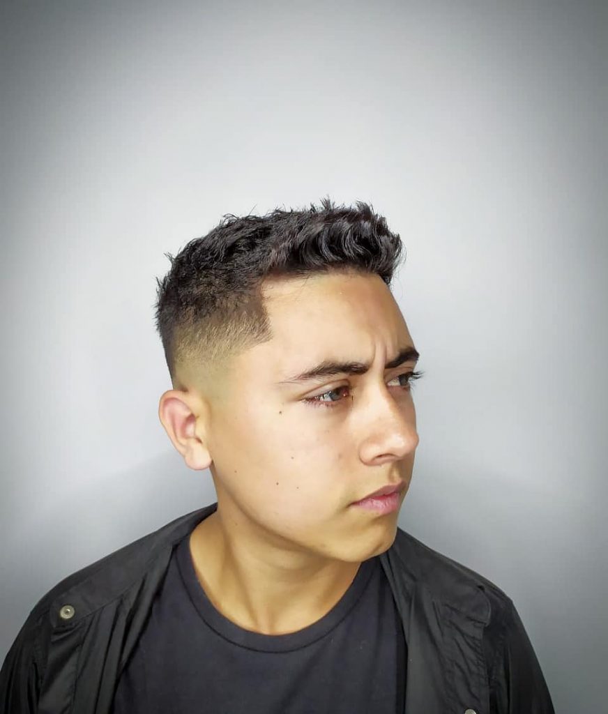 Corte de cabelo masculino com corte militar