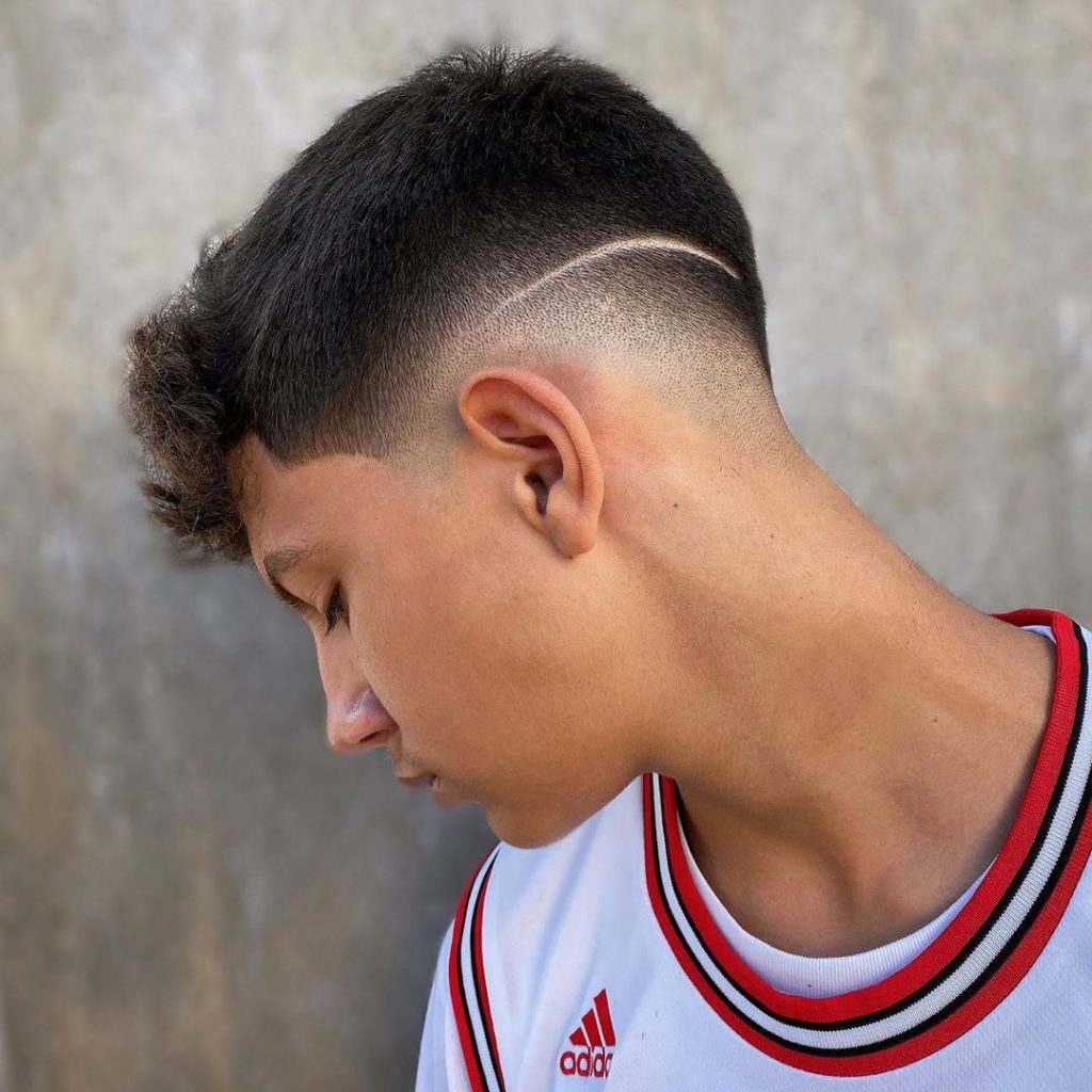 Desvanecerse con diseño de cabello y cabello rizado.