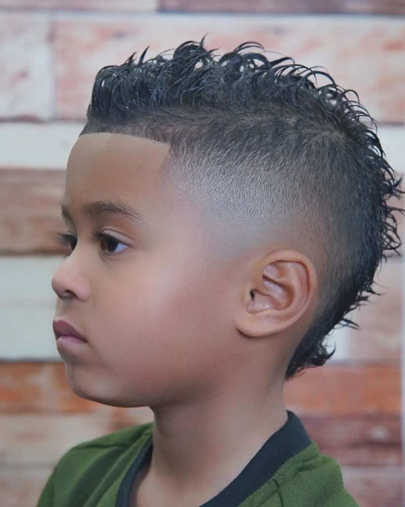 Corte de cabelo falso falcão para meninos