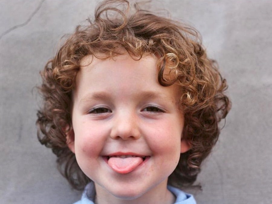 Cortes de cabelo para meninos com Cabelo encaracolado