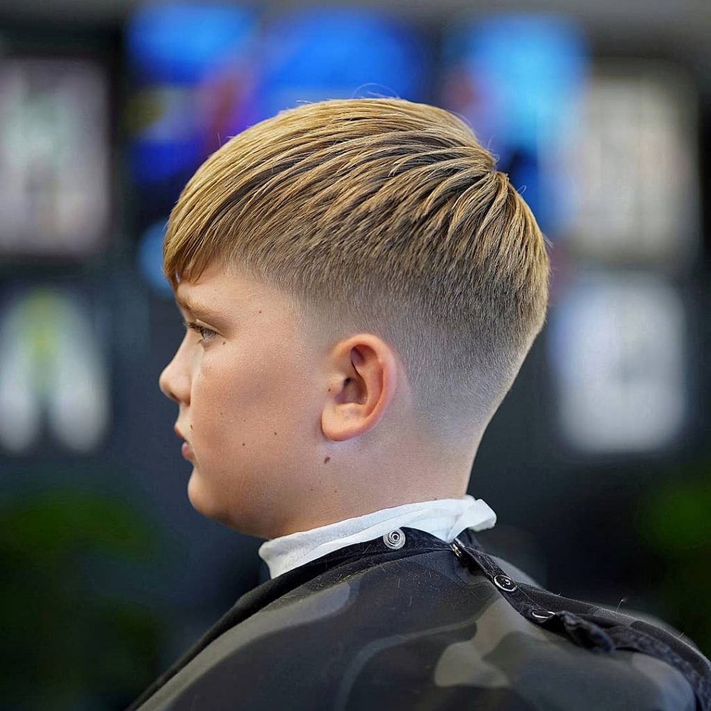 Corte de cabelo desbotado para meninos