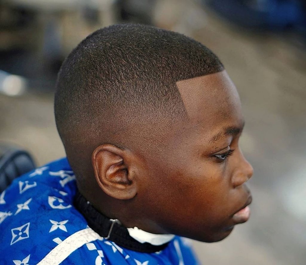 modelando niños con corte de pelo