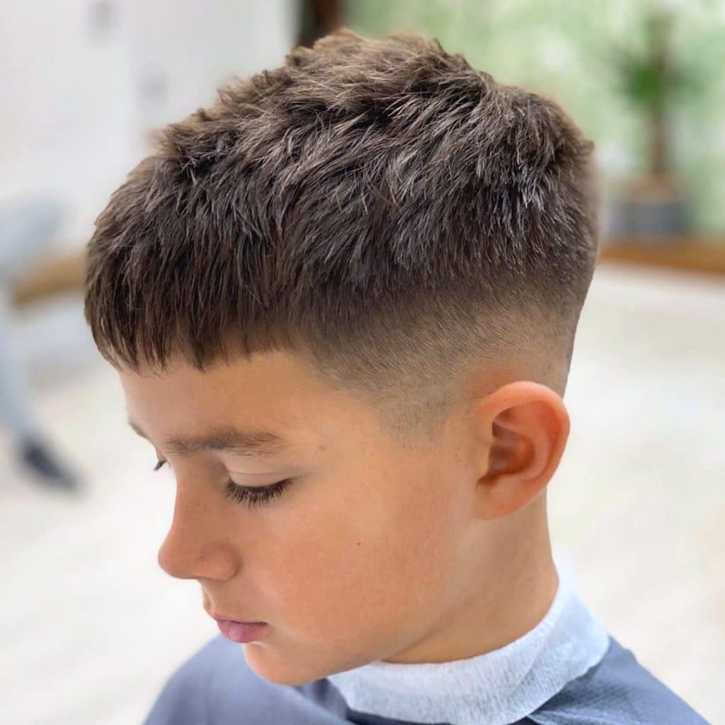 Corte de cabelo curto para rapazes com alta fade