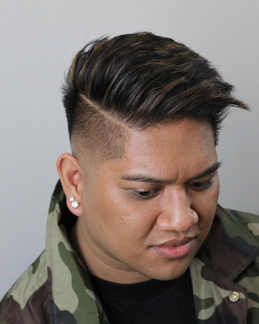 Corte de cabelo Hard Part com High Fade