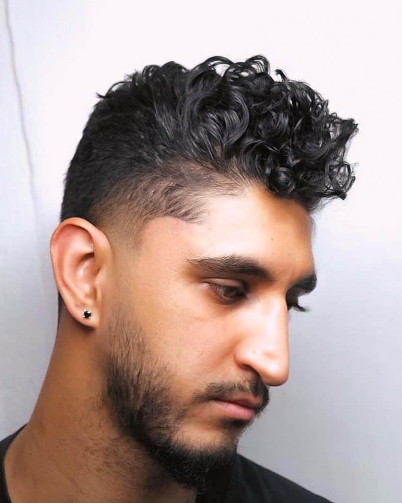 corte de pelo pompadour para el pelo rizado medio