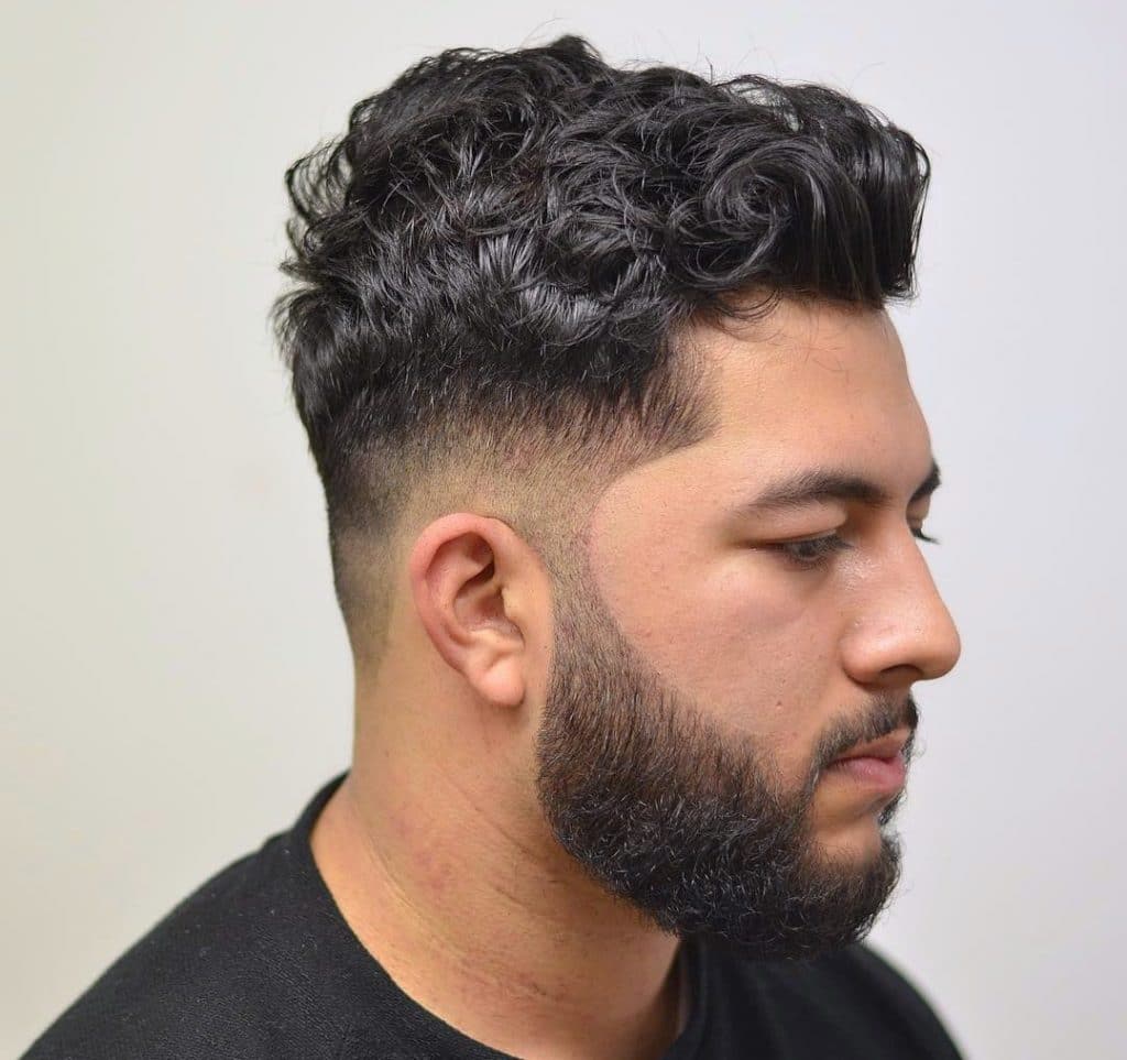 Quiff corte de pelo para el pelo rizado corto