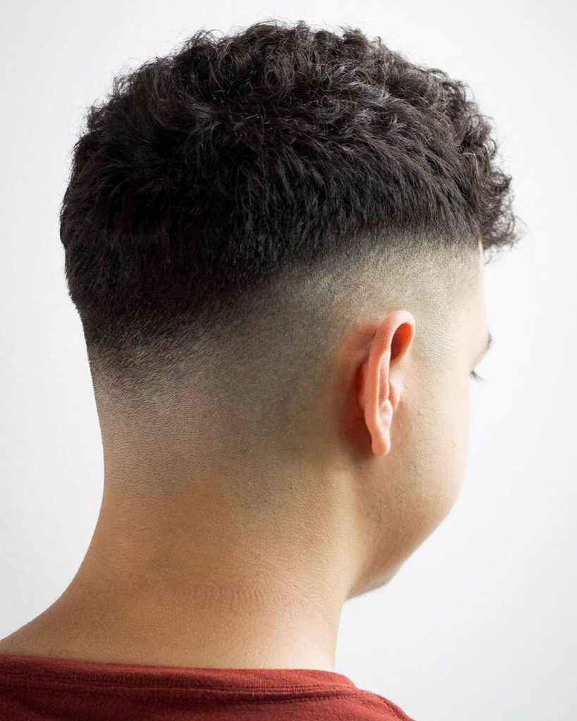 corte de pelo corto de verano para los hombres con el pelo rizado