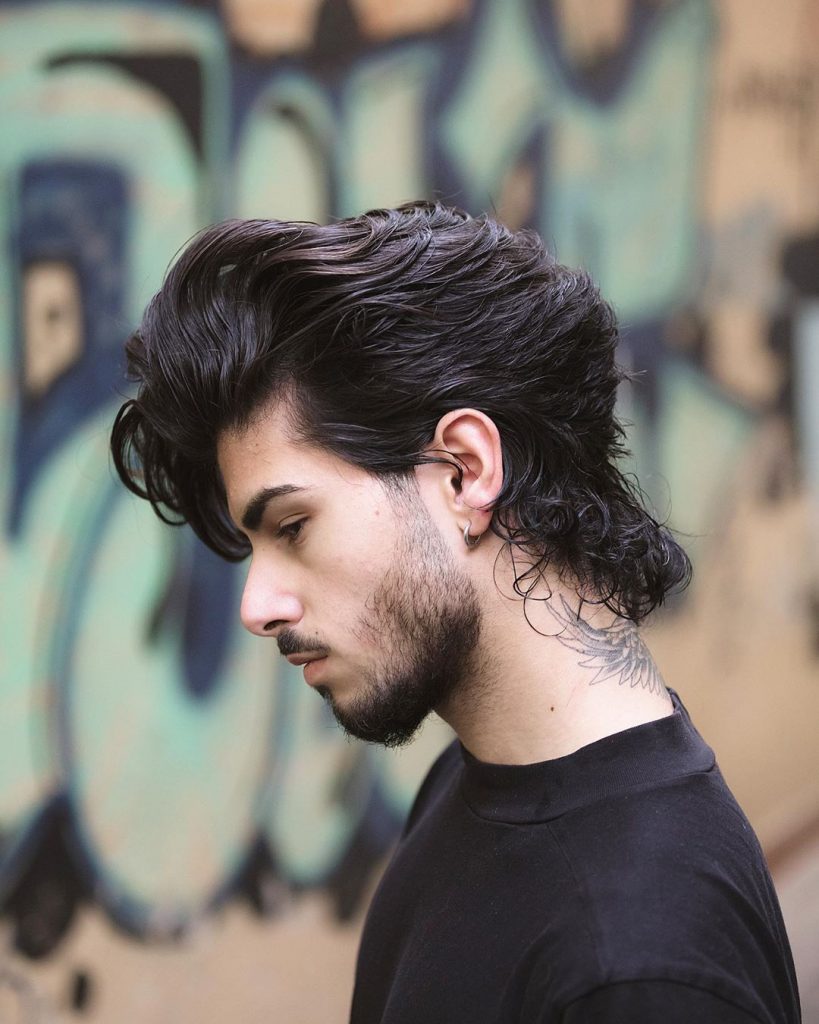 Peinados para hombres con el pelo largo hacia atrás