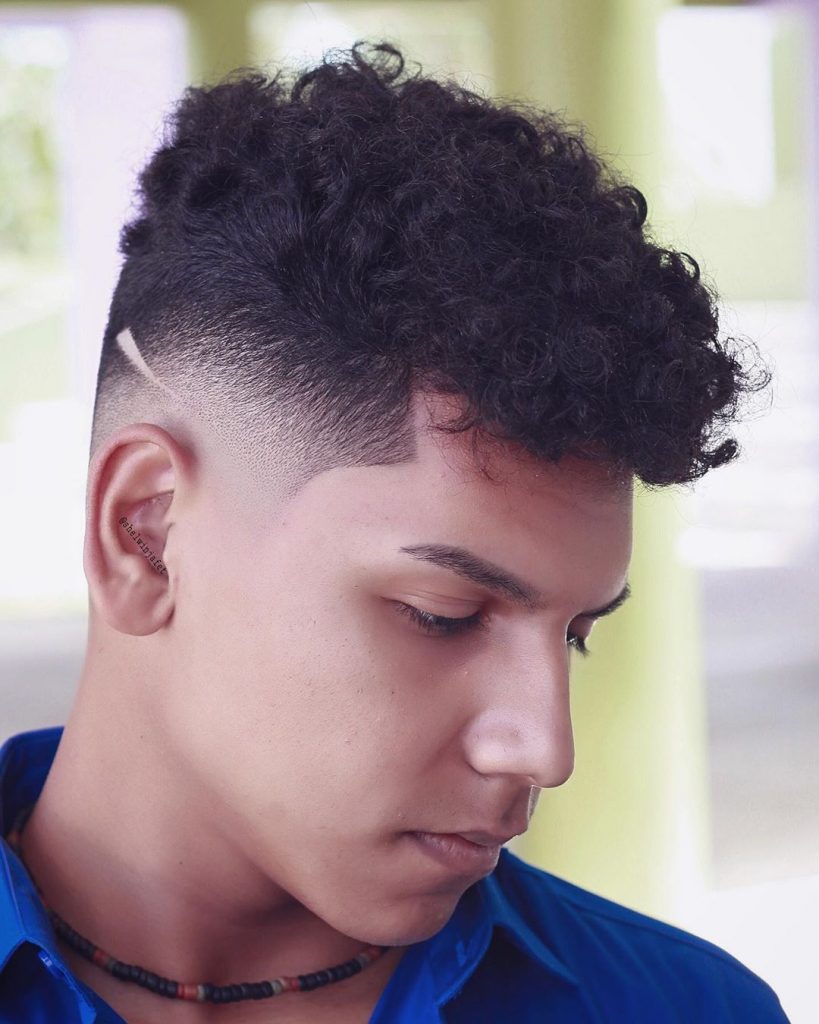 Corte de pelo rizado degradado