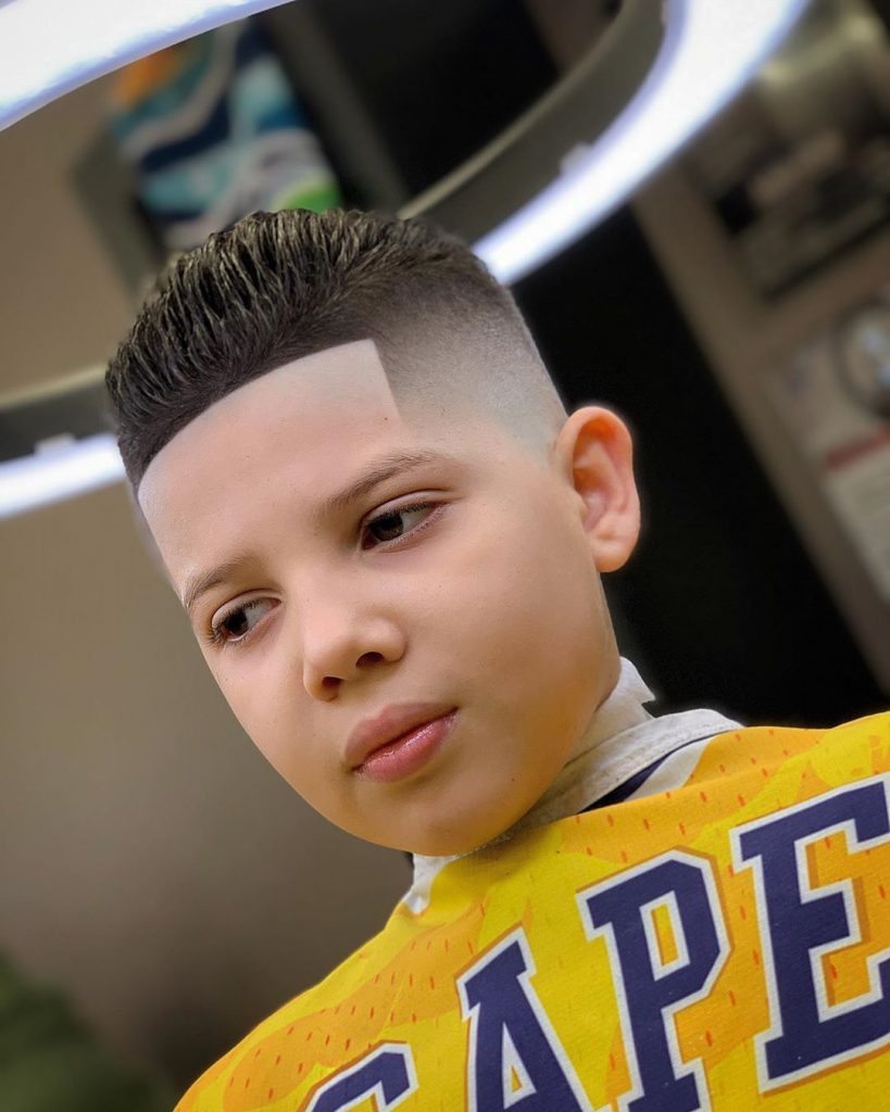 Corte de pelo desteñido para niños.