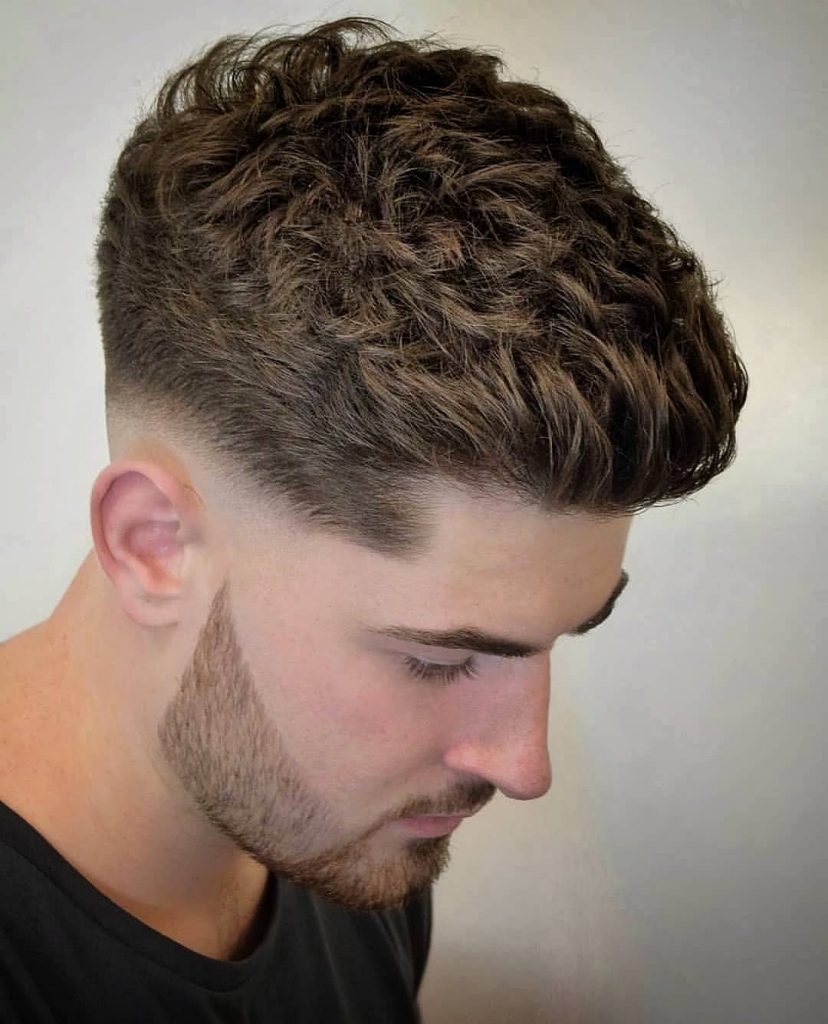 Corte de pelo calvo Low Fade para hombres con cabello ondulado