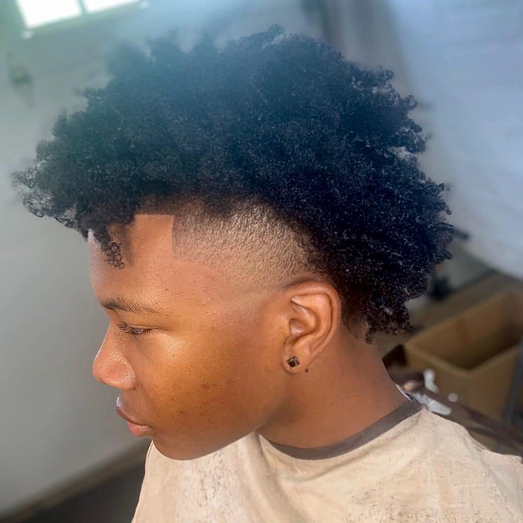 Gradiente de corte de pelo a la sien de los hombres negros. 