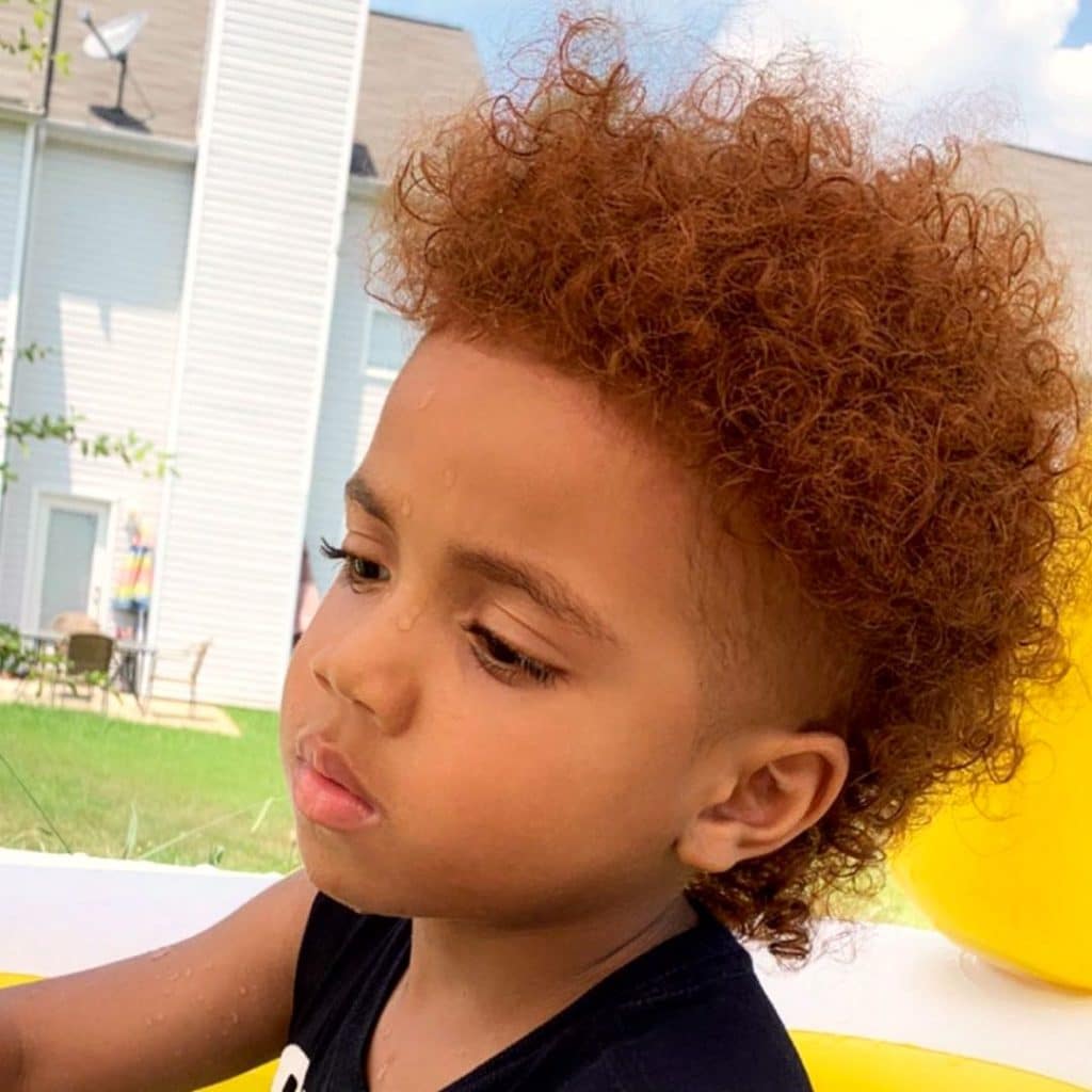 Black toddler boy haircuts för lockigt hår - frohawk