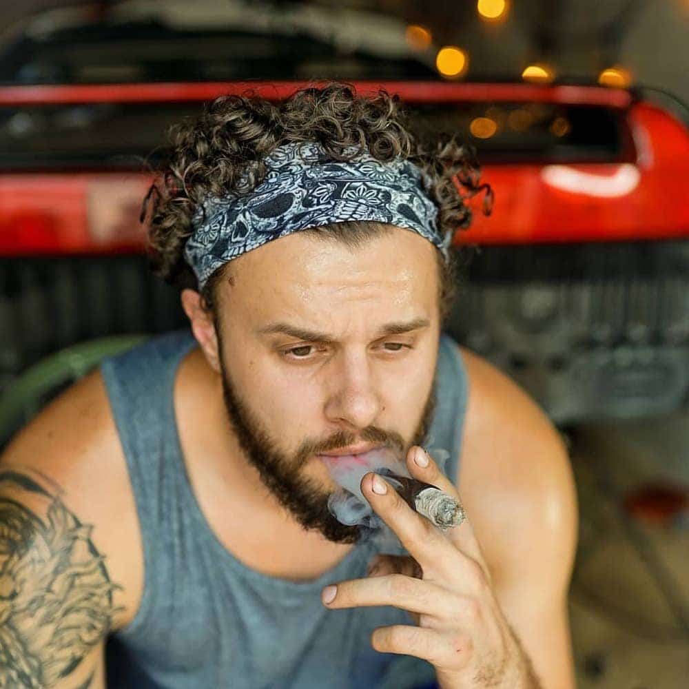 Bandana peinados para hombres de pelo rizado