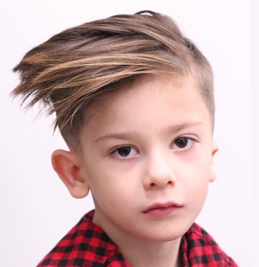 Cortes de pelo para niños de longitud media.