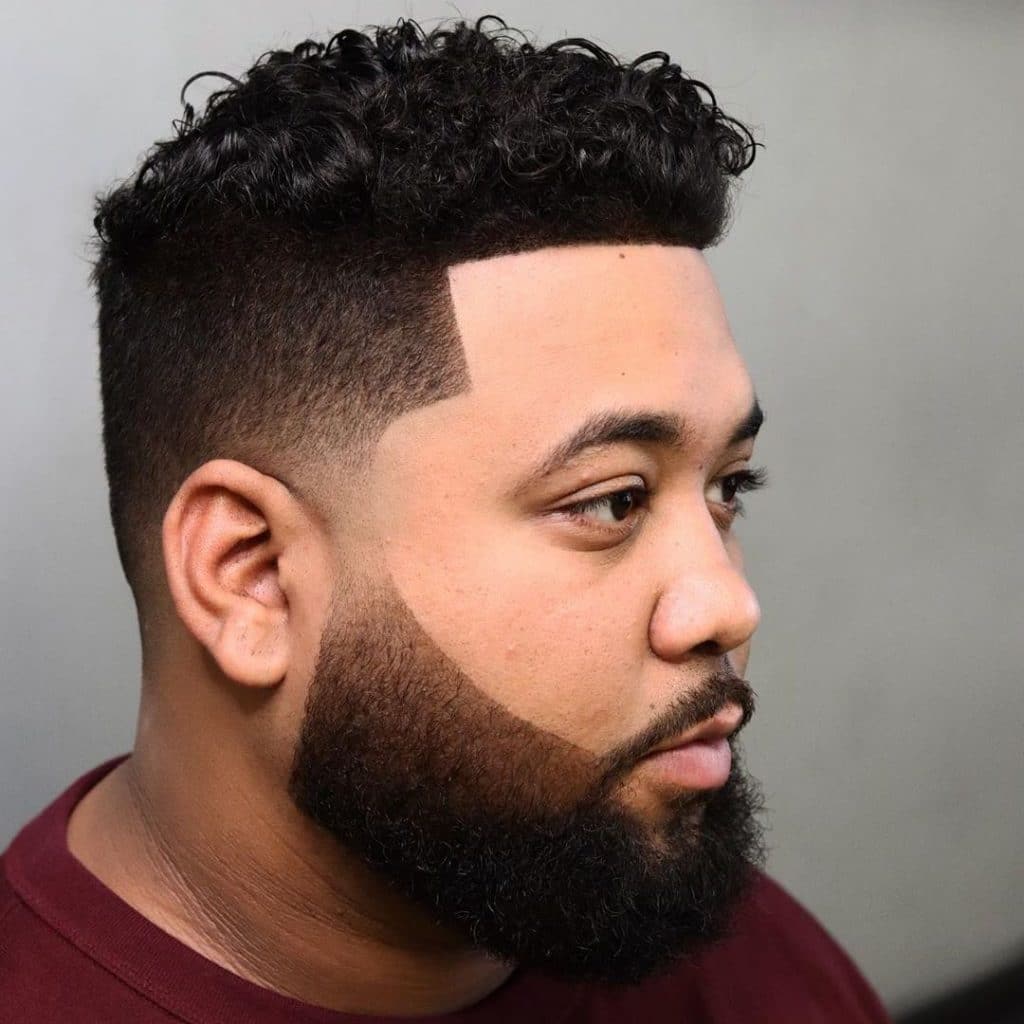 Corte de pelo corto fade para hombres de pelo rizado