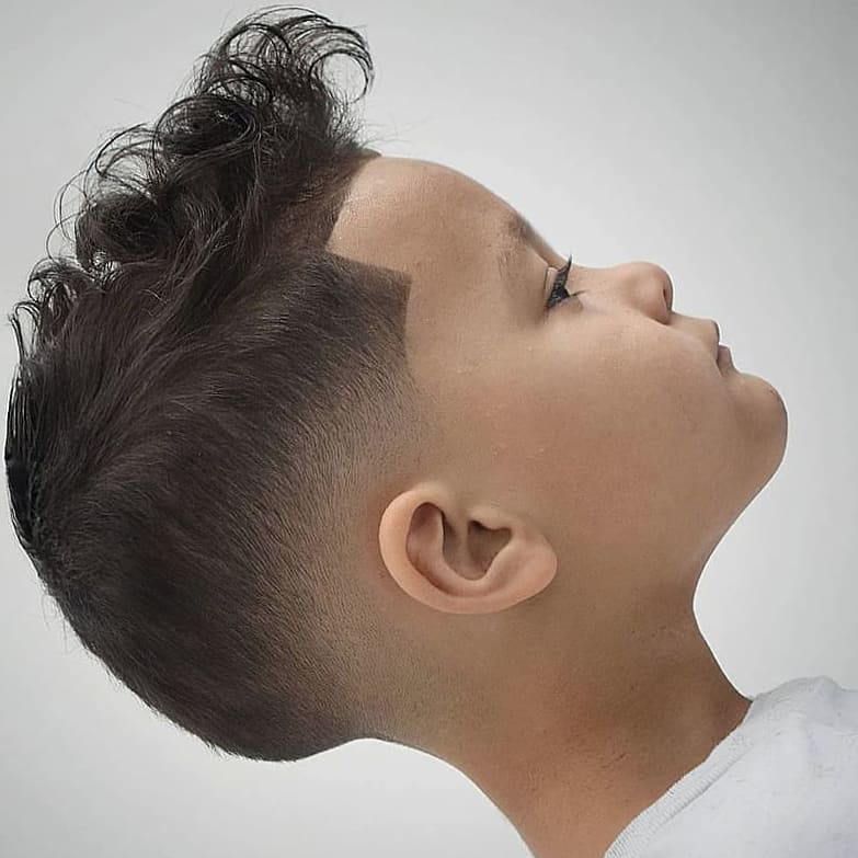 Cortes de pelo rizado para niños pequeños