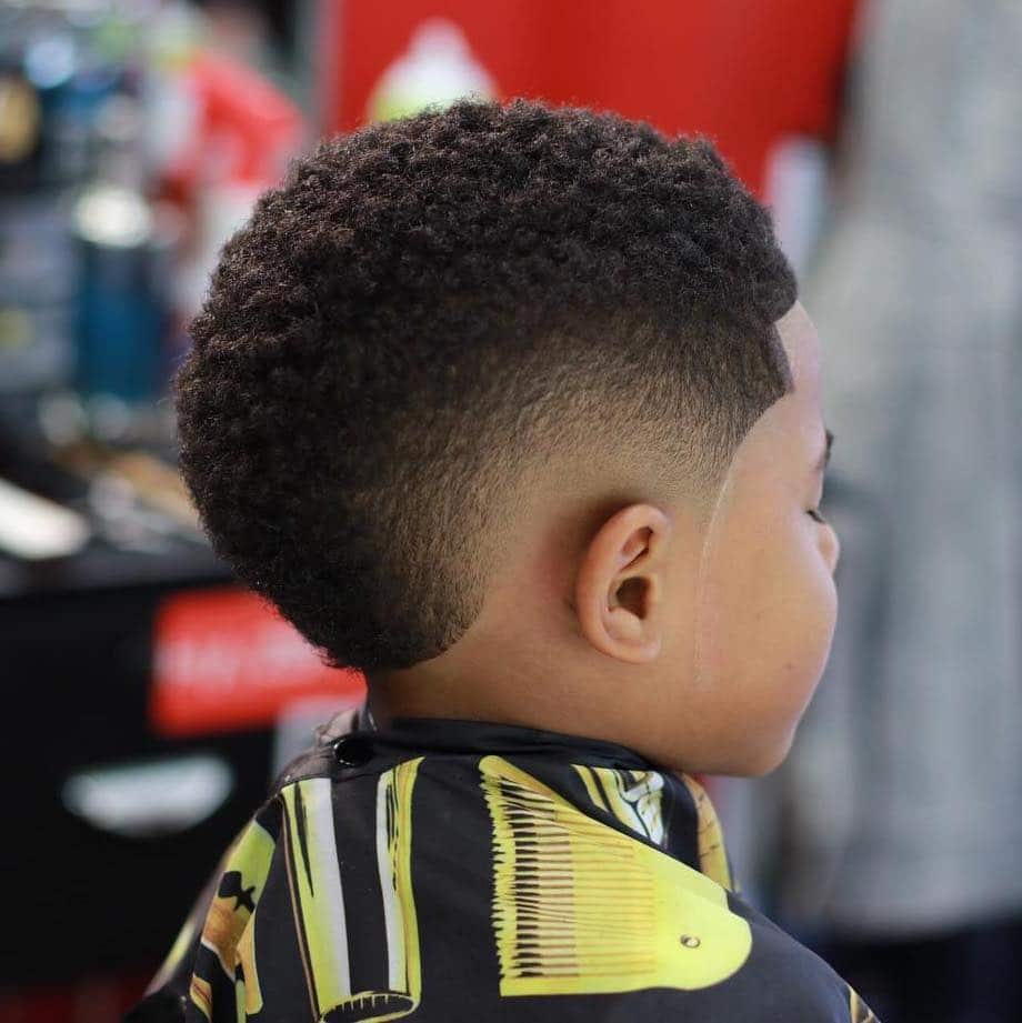 Corte de pelo de bebé negro