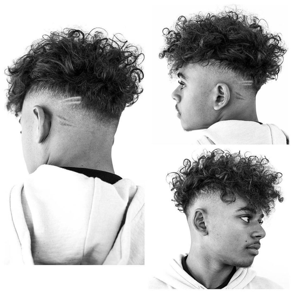 Corte de pelo largo rizado sobre mid fade para hombres