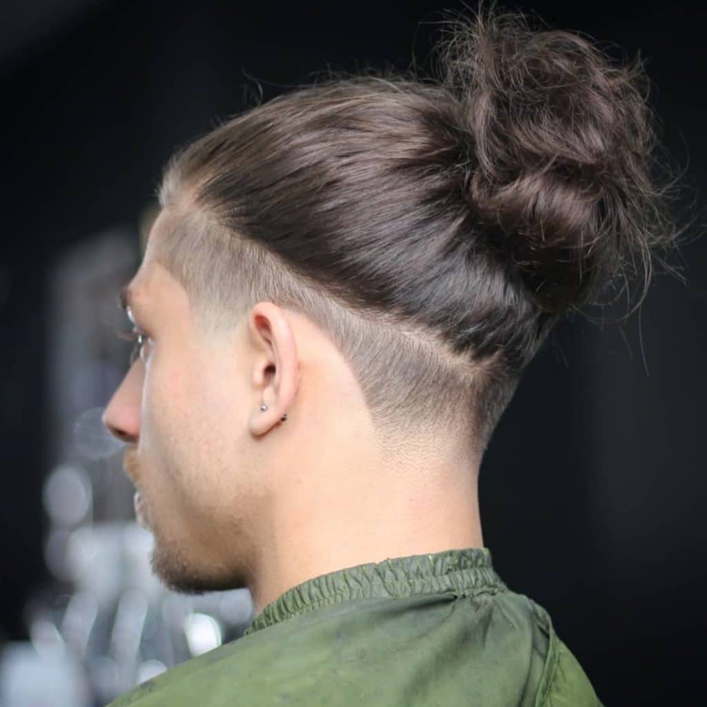 Pelo largo cola de caballo peinado para hombres con undercut forma para arriba