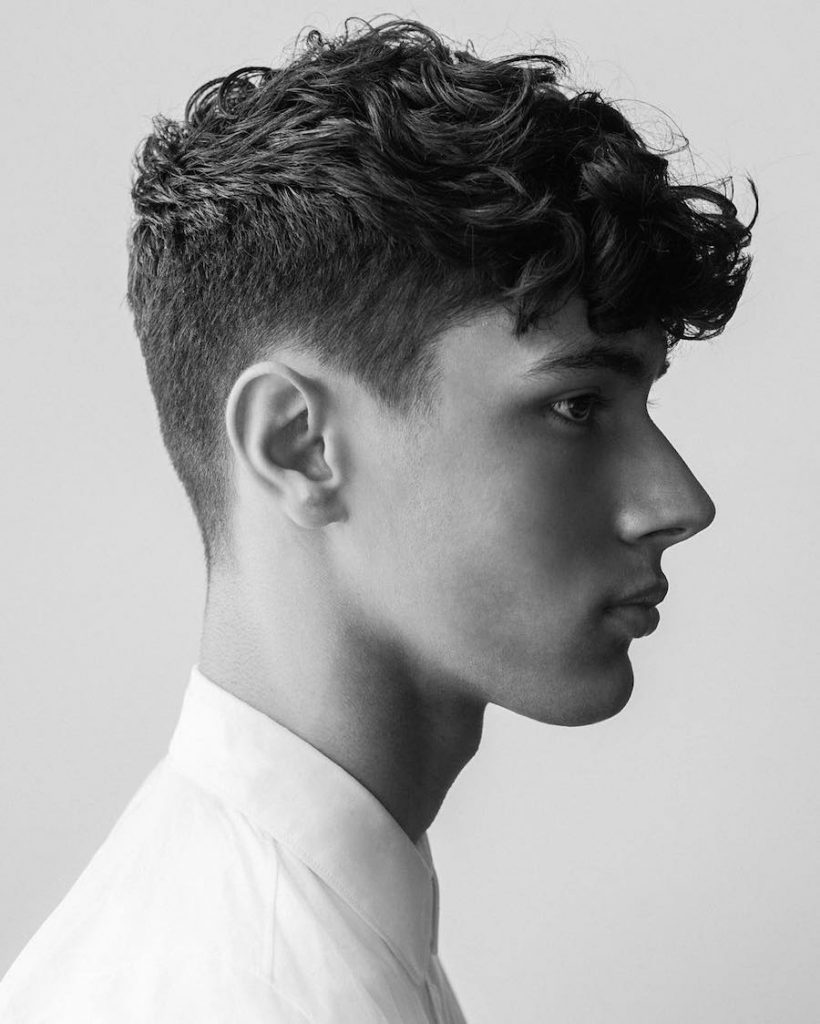 Cortes de pelo con flequillo para hombres de pelo rizado