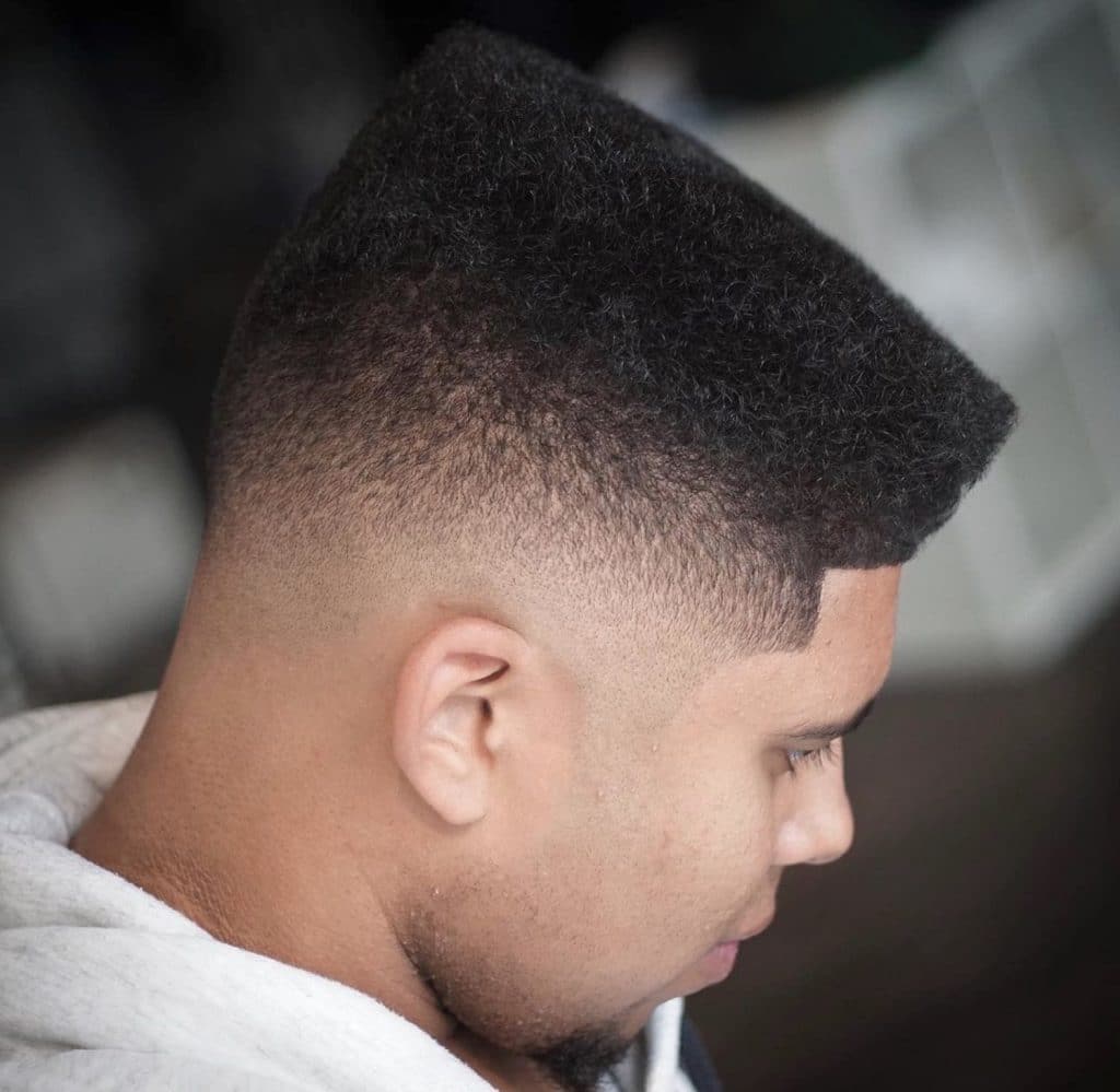 Corte de cabelo fade top baixo