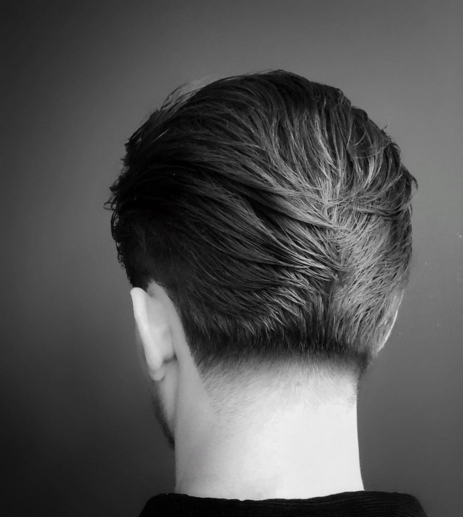 Corte de pelo largo medio para hombre peinado hacia atrás