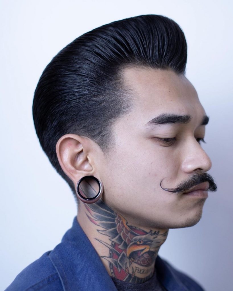 Greaser pompadour con bigote de manillar