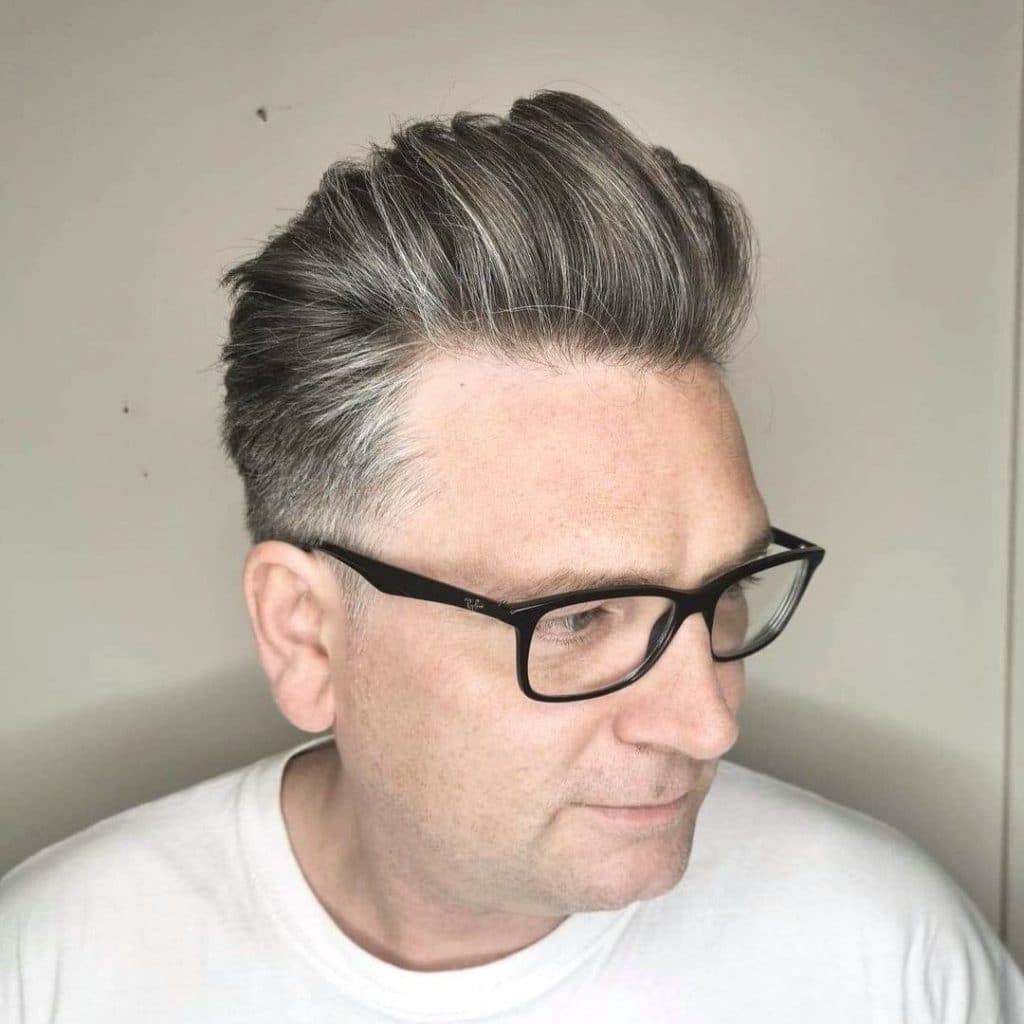 Pompadour moderno para los hombres de pelo gris