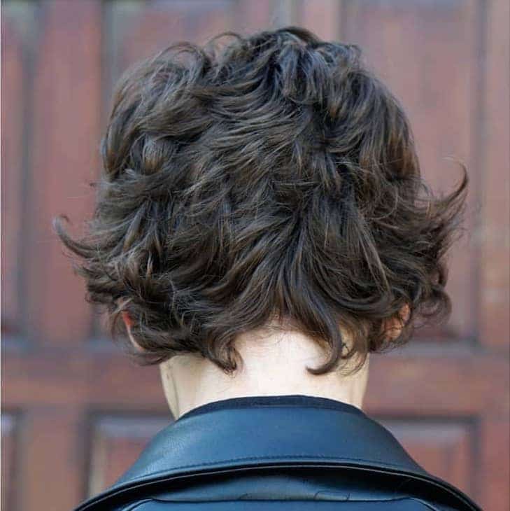 Shaggy flow haircut for wavy hair men