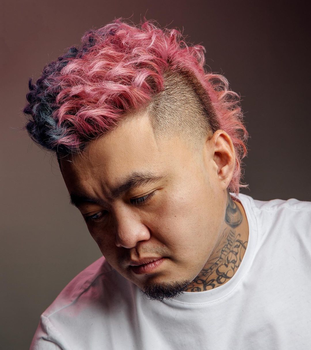 A man with pink hair and a brush in his hair photo – Hair Image on Unsplash