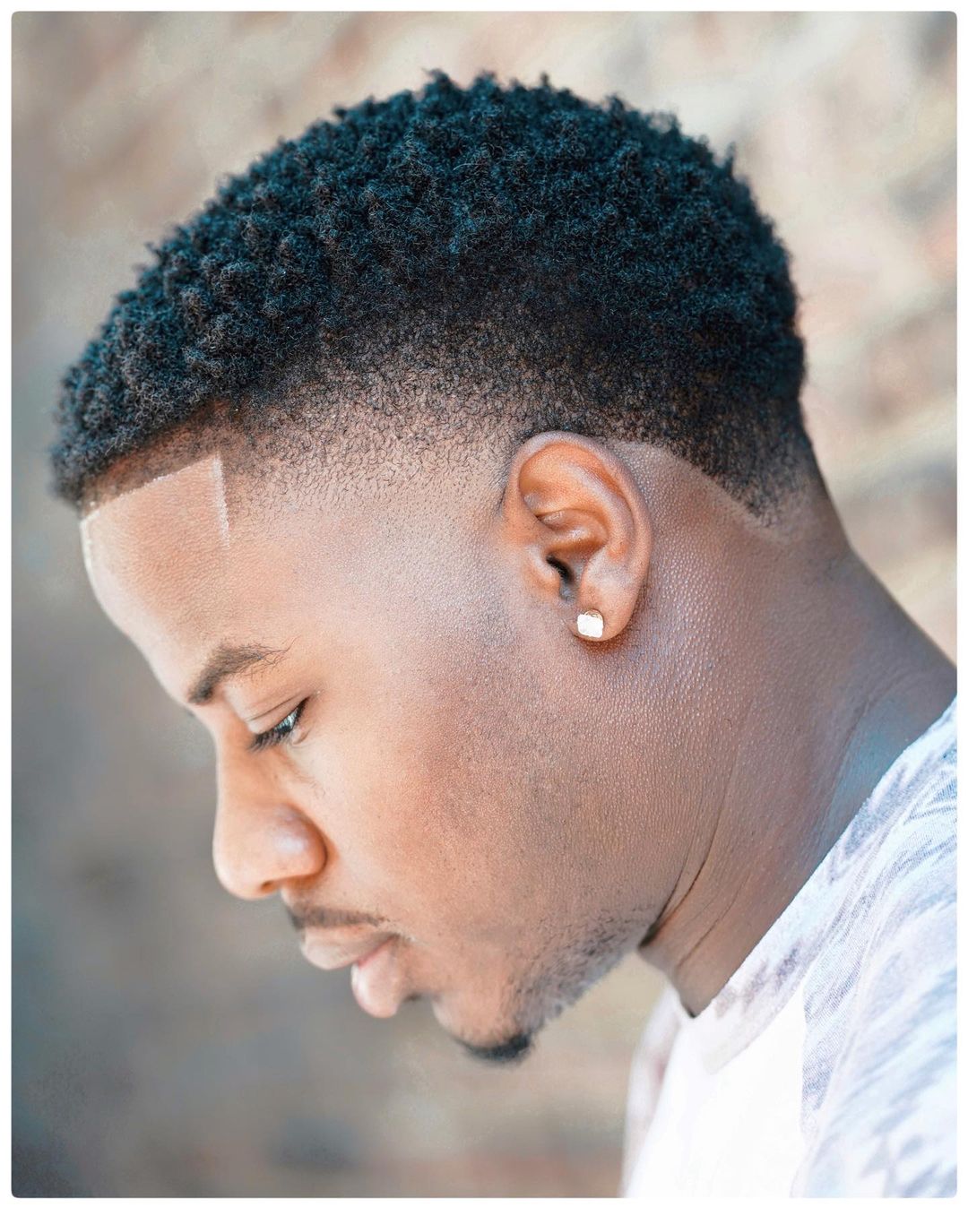 Corte de cabelo desbotado + taper up para homens negros